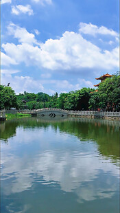湖畔美景 蓝天白云映绿水