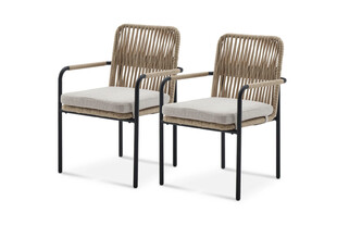 两把藤编金属框架休闲椅