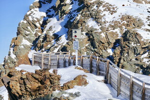 雪山栈道景观