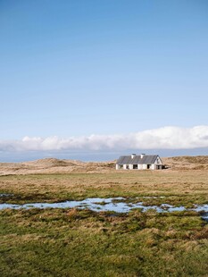 草原湿地旁的几座小屋