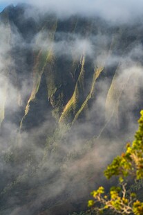 山间云雾缭绕的壮丽景致