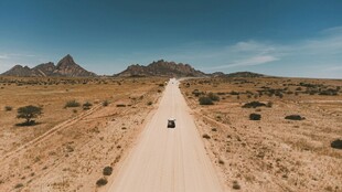 荒漠中的孤独骑行之路