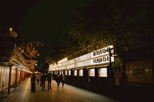 夜晚街道行人与发光建筑