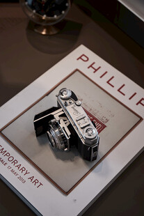 复古相机置于菲利普杂志上