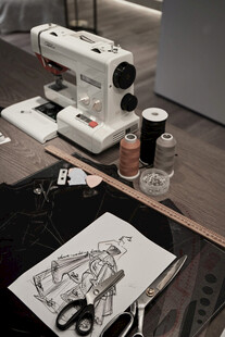 缝纫机旁的手工缝纫场景