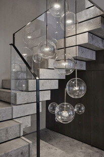 现代简约风玻璃吊灯楼梯