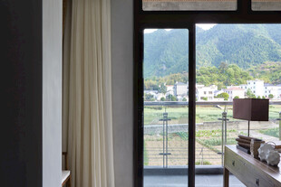 卧室窗外的美丽山景