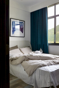 简约卧室床铺的温馨场景