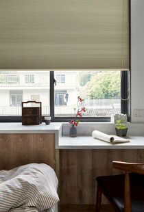 简约卧室窗边百叶帘场景