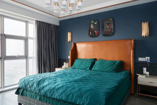 深蓝卧室的精致床品布置