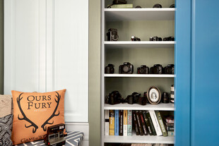 蓝色书架旁的温馨角落