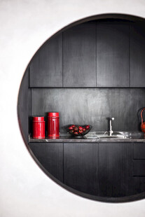 圆形黑墙厨房置物架一角