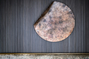 金属质感弧形物件展示