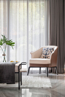 简约客厅沙发窗边温馨一角