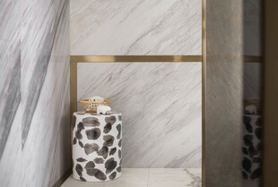 大理石墙边的花纹花瓶