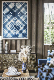 蓝白几何挂画装饰的客厅