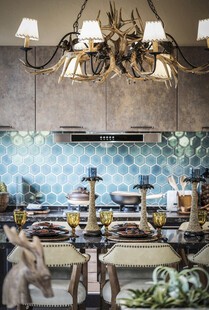 现代风厨房的精致吊灯装饰