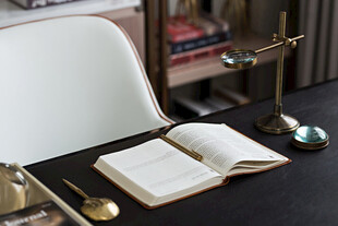 复古书桌旁的静谧阅读时光