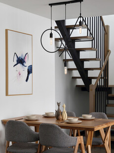 现代简约风家居餐厅楼梯一角