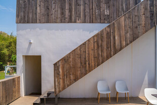 现代户外木质楼梯休闲区