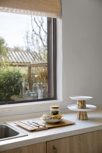 窗边精致厨房台面景致