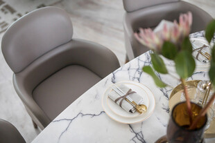 现代简约风餐桌椅花卉布置