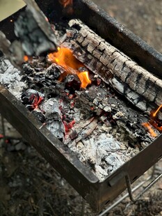 户外炭火烧烤场景