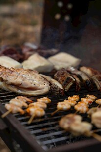户外烧烤美食诱人场景