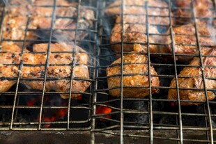 炭火上的美味烤肉