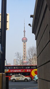 外滩旁东方明珠前的观光车