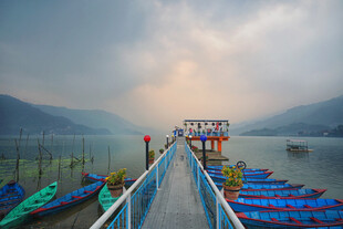 湖畔码头多彩船只风景