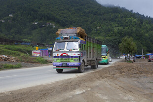 乡村道路上的载货卡车队列