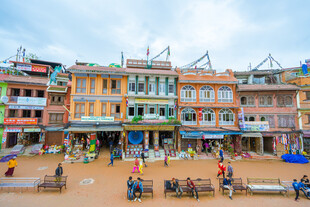 多彩小镇街景闲适生活画面