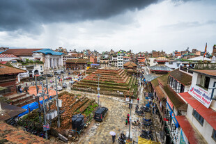 俯瞰多彩城市街景