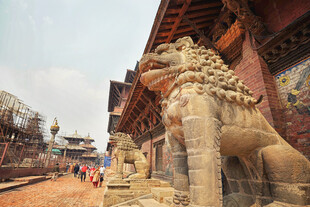 古老石狮子守护传统建筑