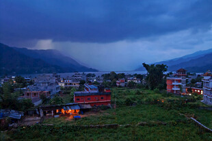山村暮色中的静谧景象