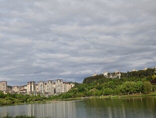 湖畔建筑群 云雾下美景