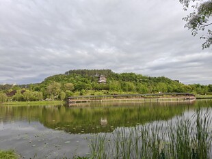 湖畔青山美景如画