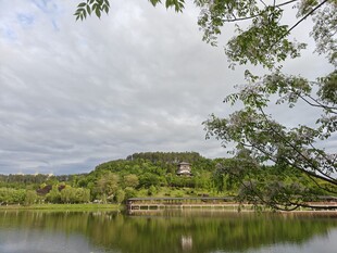湖畔绿意 自然风光美如画
