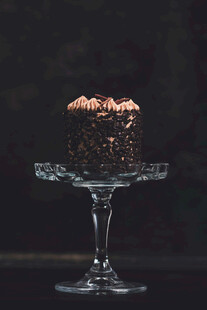 精致巧克力蛋糕置于高脚架