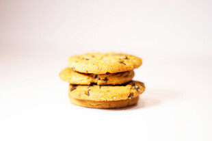 堆叠的美味巧克力曲奇饼干