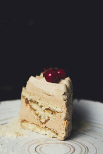 美味樱桃装饰的香醇蛋糕