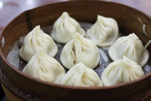 蒸笼里的美味小笼包