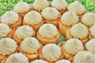 美味奶油纸杯蛋糕堆叠