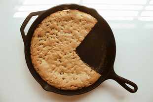 铸铁锅中的美味玉米饼