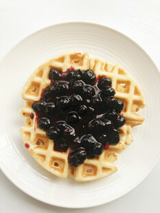 华夫饼配蓝莓酱