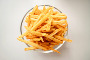 玻璃碗中的美味炸薯条