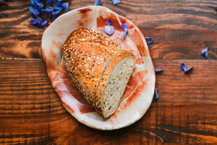 木盘上的美味切片面包