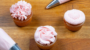 粉色裱花纸杯蛋糕