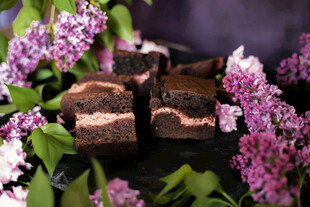 巧克力蛋糕配紫丁香花